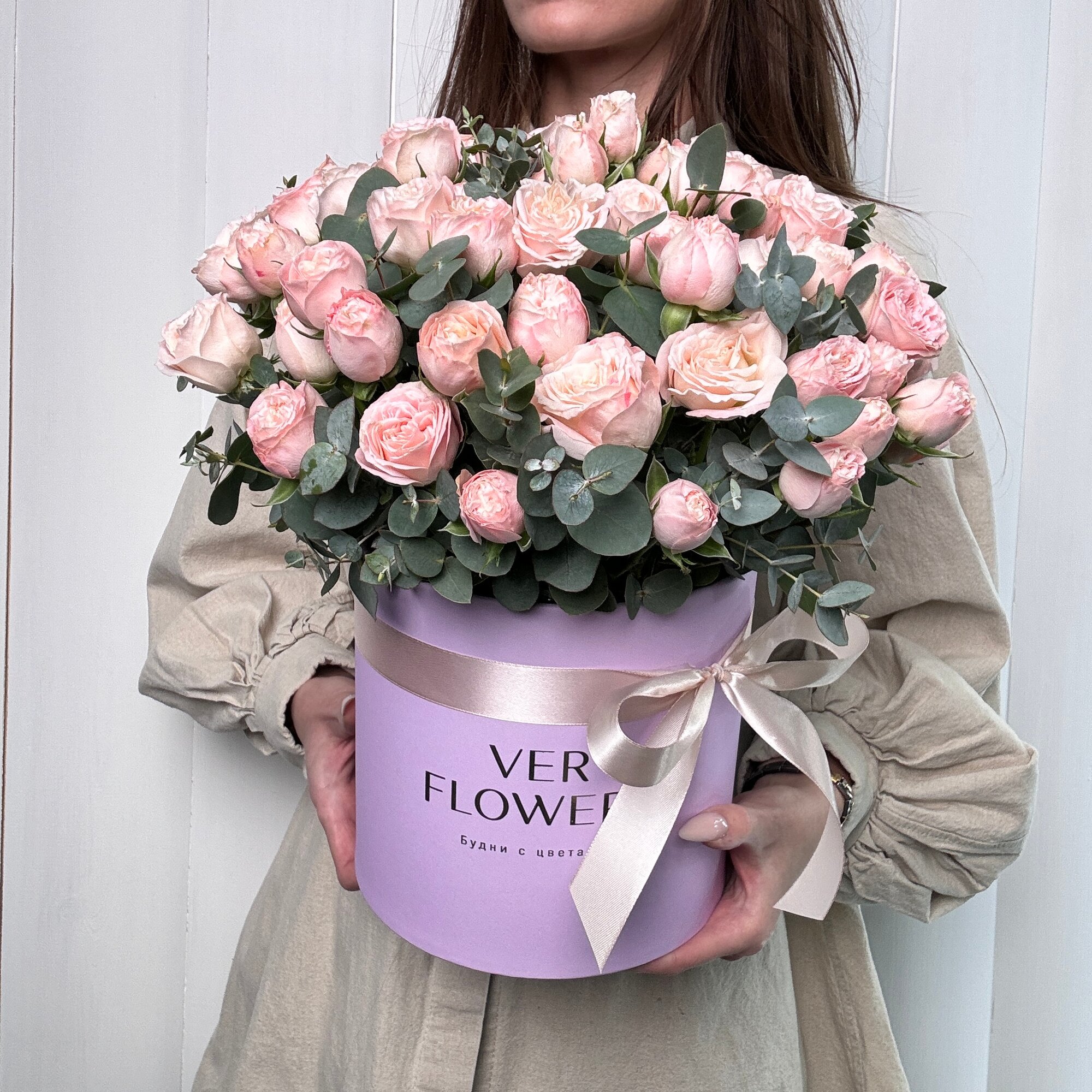 Композиция из пионовидных кустовых роз «Бомбастик» с эвкалиптом. Ver flowers — фото 1