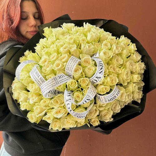 Изображение товара Букет из 101 белой кениской розы 40 см