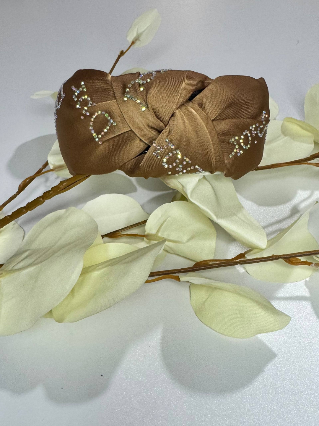 Элегантный женский атласный ободок с декоративным блеском — универсальный аксессуар для волос