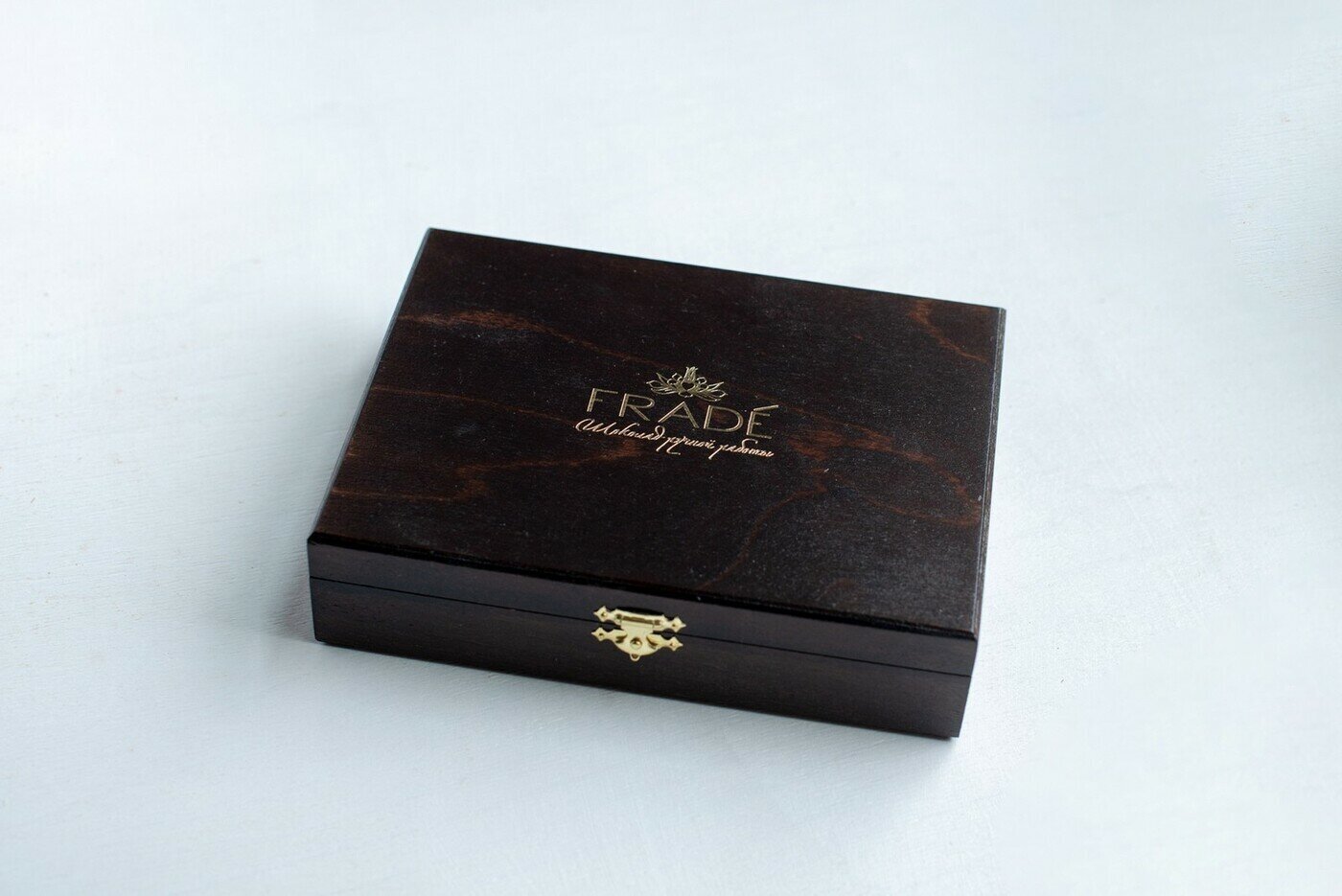 Коробка шоколадных конфет ручной работы Фраде - шкатулка деревянная тёмная (венге) (на 12конфет) - фотография № 5