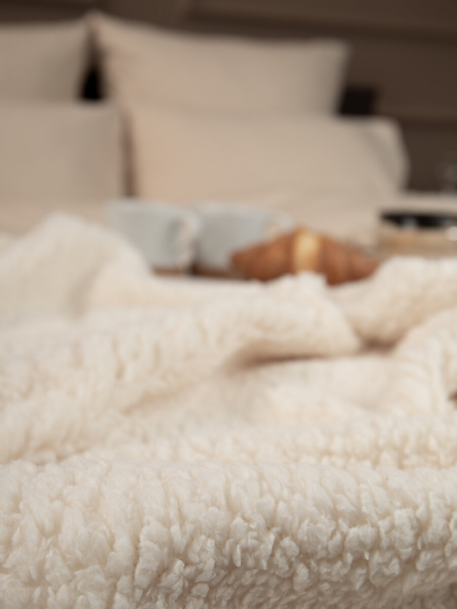 Плед TexRepublic Овчина 150х200 см, 1,5 спальный, искусственный мех, покрывало на кровать, теплый, пушистый, однотонный, шампань - фотография № 4