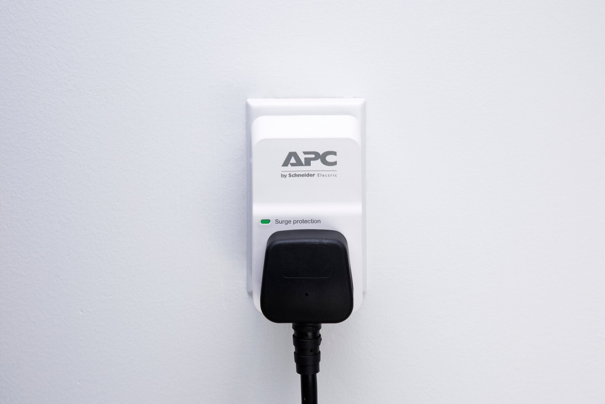 Сетевой фильтр APC by Schneider Electric Essential SurgeArrest PM1W-RS, 1 розетка, с/з, 16А / 3500 Вт 100 мм 63 мм 42 мм 1 - фотография № 12