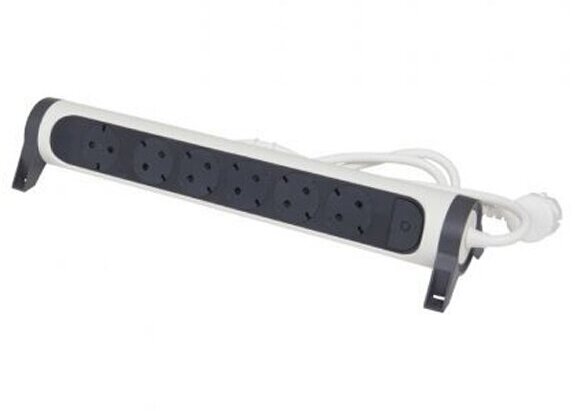 Удлинитель с заземлением Legrand 6 розеток с кабелем 3 м, с кнопкой включения и поворотным основанием, цвет: бело-черный , арт. 694539 - фотография № 1