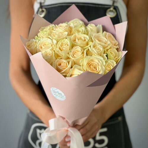 Изображение товара Букет из 21 кремовой розы 40 см в стильной упаковке. «365 Поводов» - живые цветы с доставкой