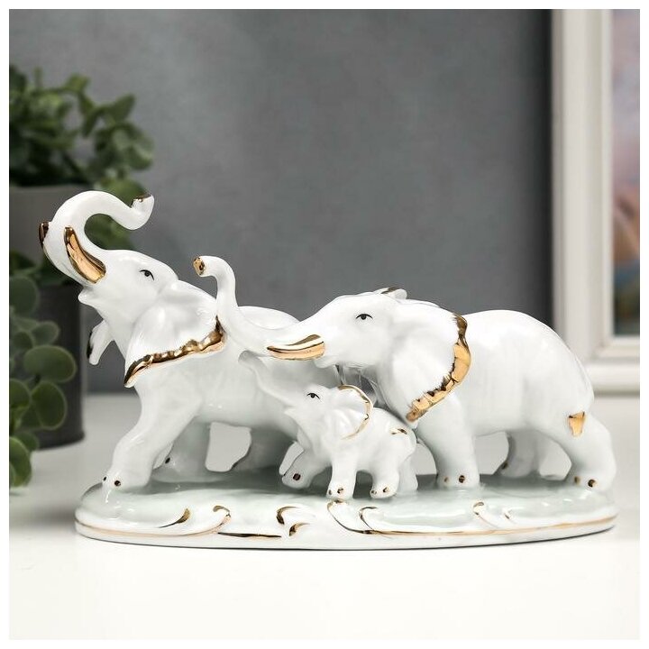 Сувенир керамика "Семейство слонов" белый с золотом 21,5 см 5182141