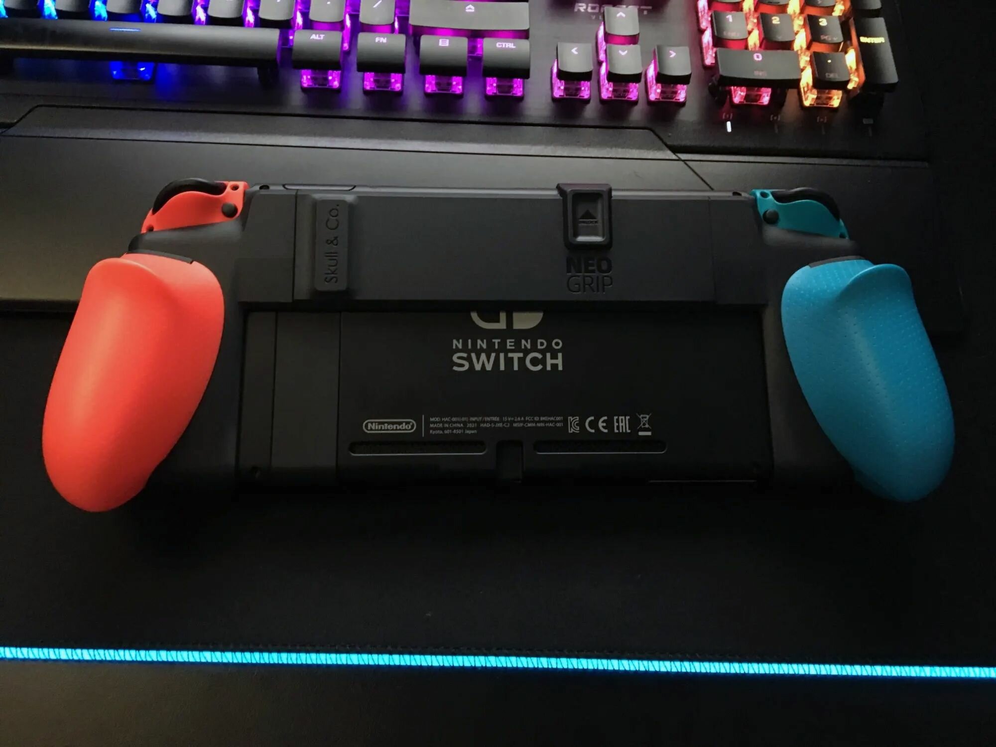 Защитный чехол Skull & Co. NeoGrip для Nintendo Switch/Switch OLED c 3 сменными ручками, красно-синий — фото 1