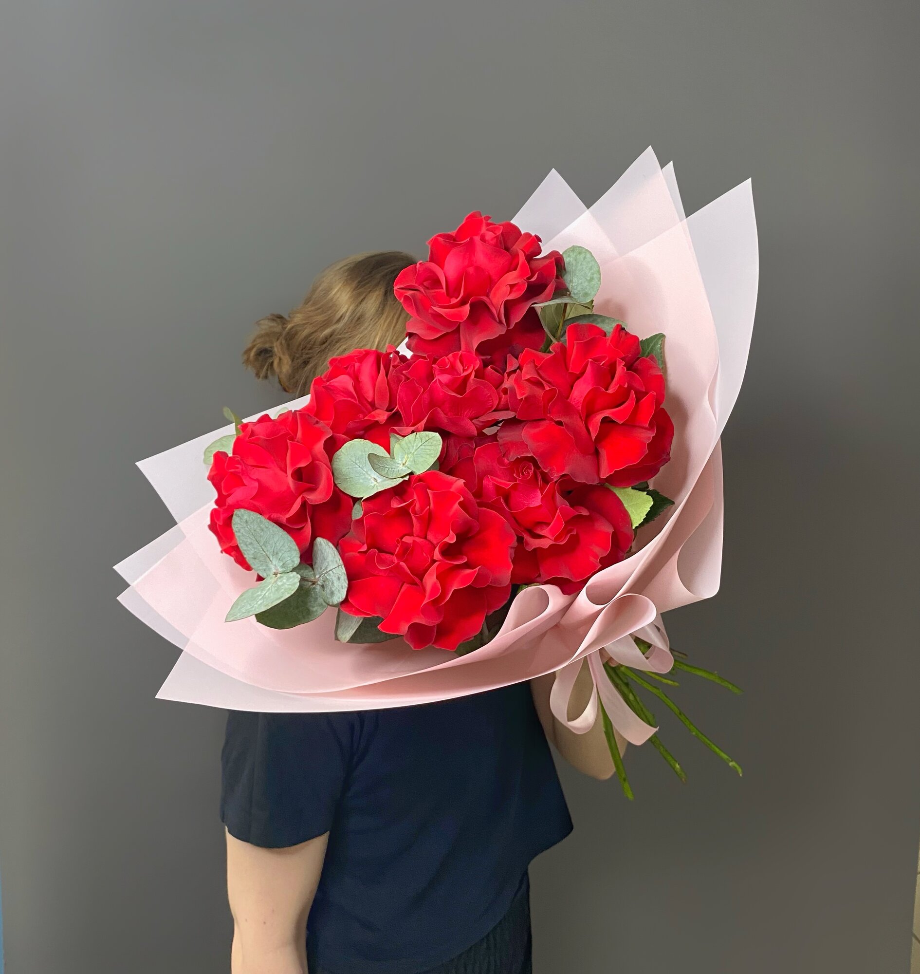 Букет из ярких французских роз (7) и эвкалипта