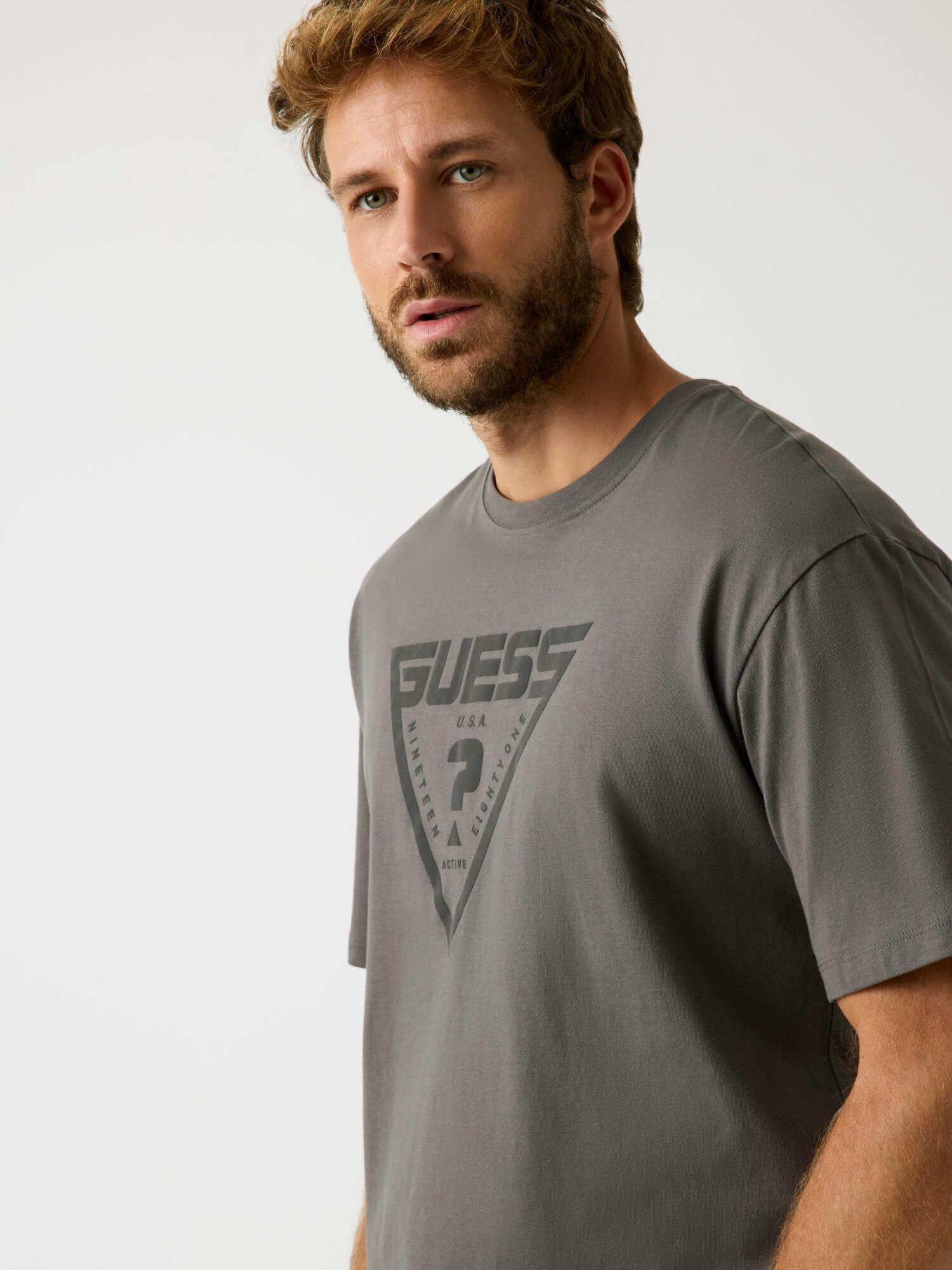 Футболка GUESS Azha CN Over T-shirt, размер L, серый — фото 1