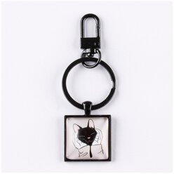 Брелок DARIFLY чёрный с небольшим карабином, большим кольцом для ключей и квадратным рисунком "Руки обнимают голову
