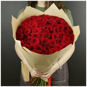 Букет живых цветов из 51 красная роза в крафте 60см