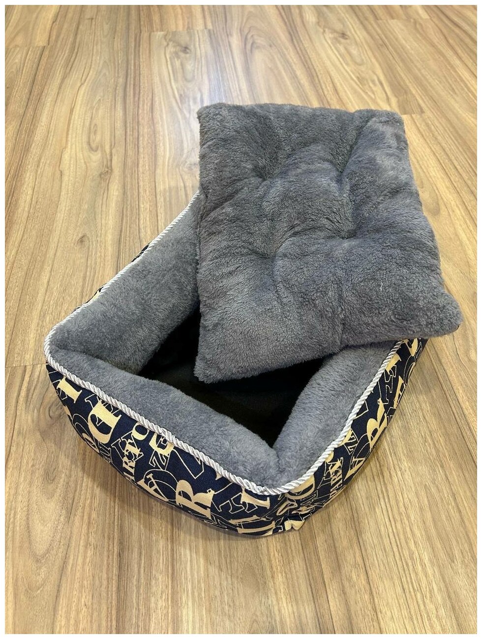 Прямоугольная лежанка со съемной подушкой для собак и кошек мелких пород - фотография № 3
