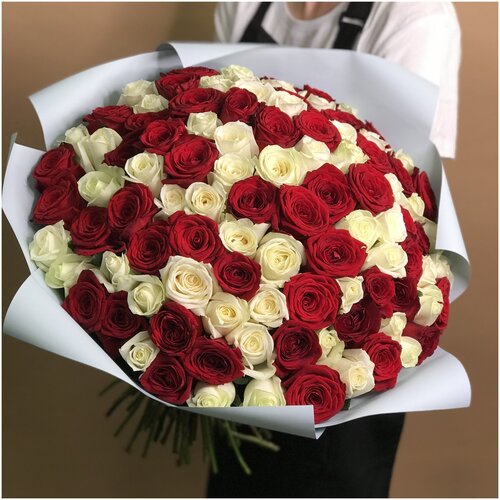 Букет из красных и белых роз 101 шт. (50 см).