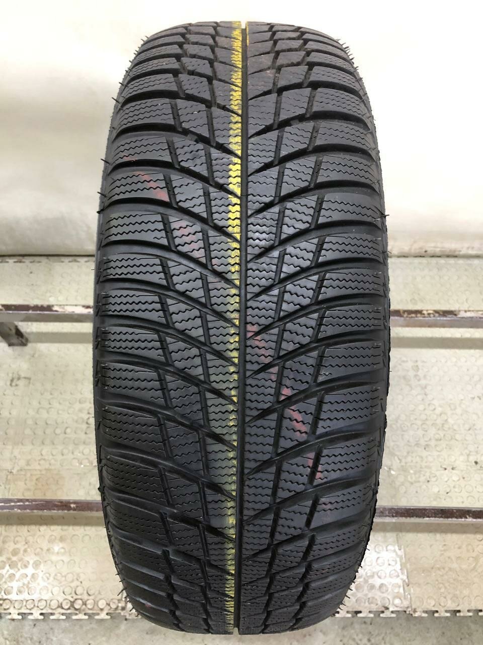 Bridgestone Blizzak LM001 215/60 R16 БУ Шины Зимние