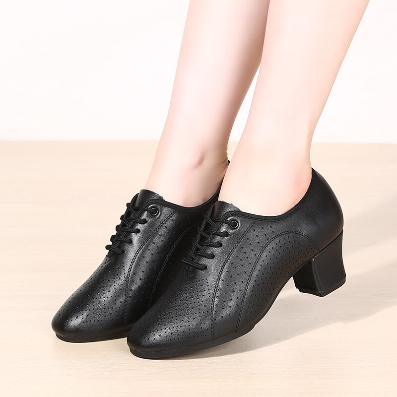 Спортивные туфли