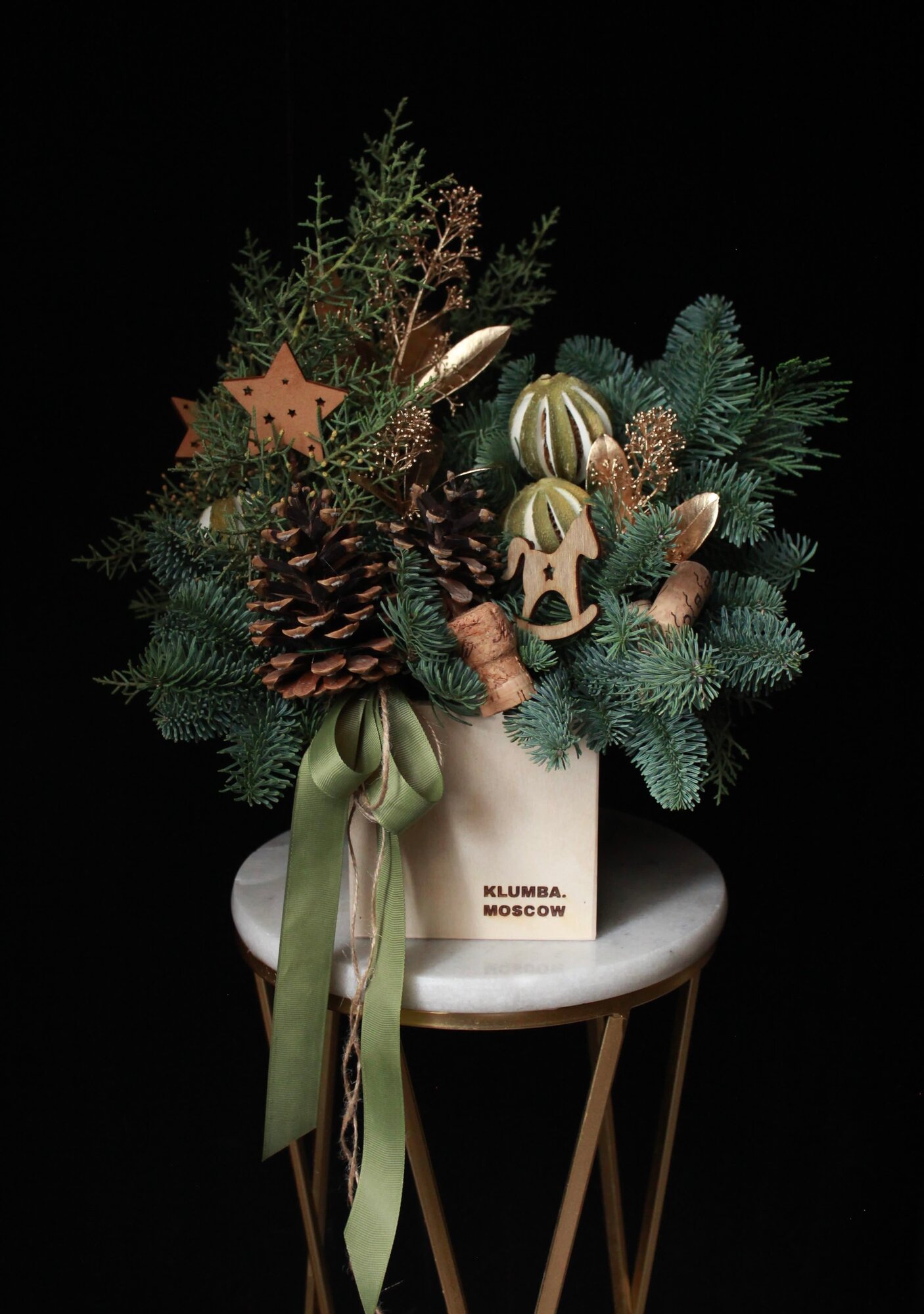 Новогодняя композиция в шоколадно-лаймовых тонах