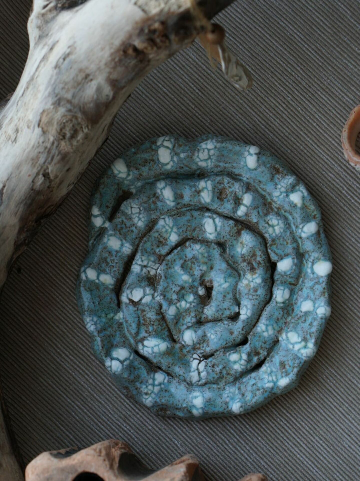 Мыльница "Бирюзовая спираль", керамика, 12*11 см, ручная лепка, авторский дизайн — фото 1