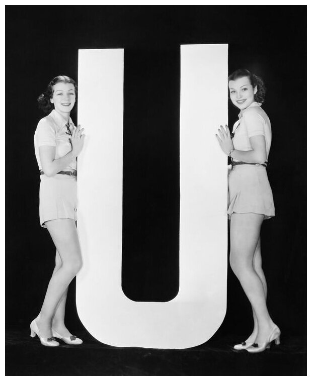 Постер на холсте Девушки рядом с буквой U (The girl next to the letter U) 40см. x 49см.