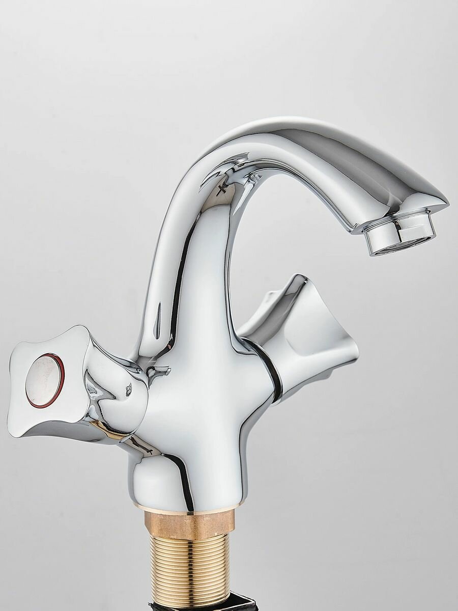 Смеситель для раковины в ванной короткий литой излив