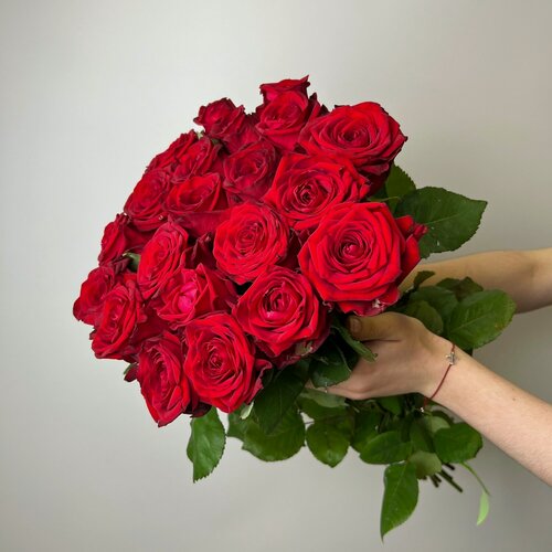 Изображение товара Живые цветы букет из 19 красных роз высотой 50 см "Красная симфония", сорт - "Ред Наоми"
