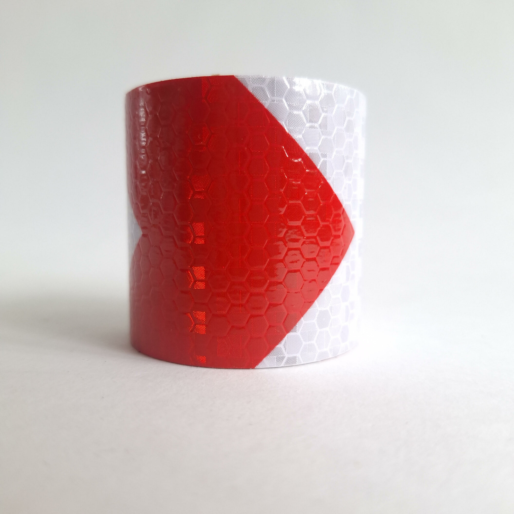 Скотч Светоотражающий шир.5см длина 5м. Красно-белый стрелка