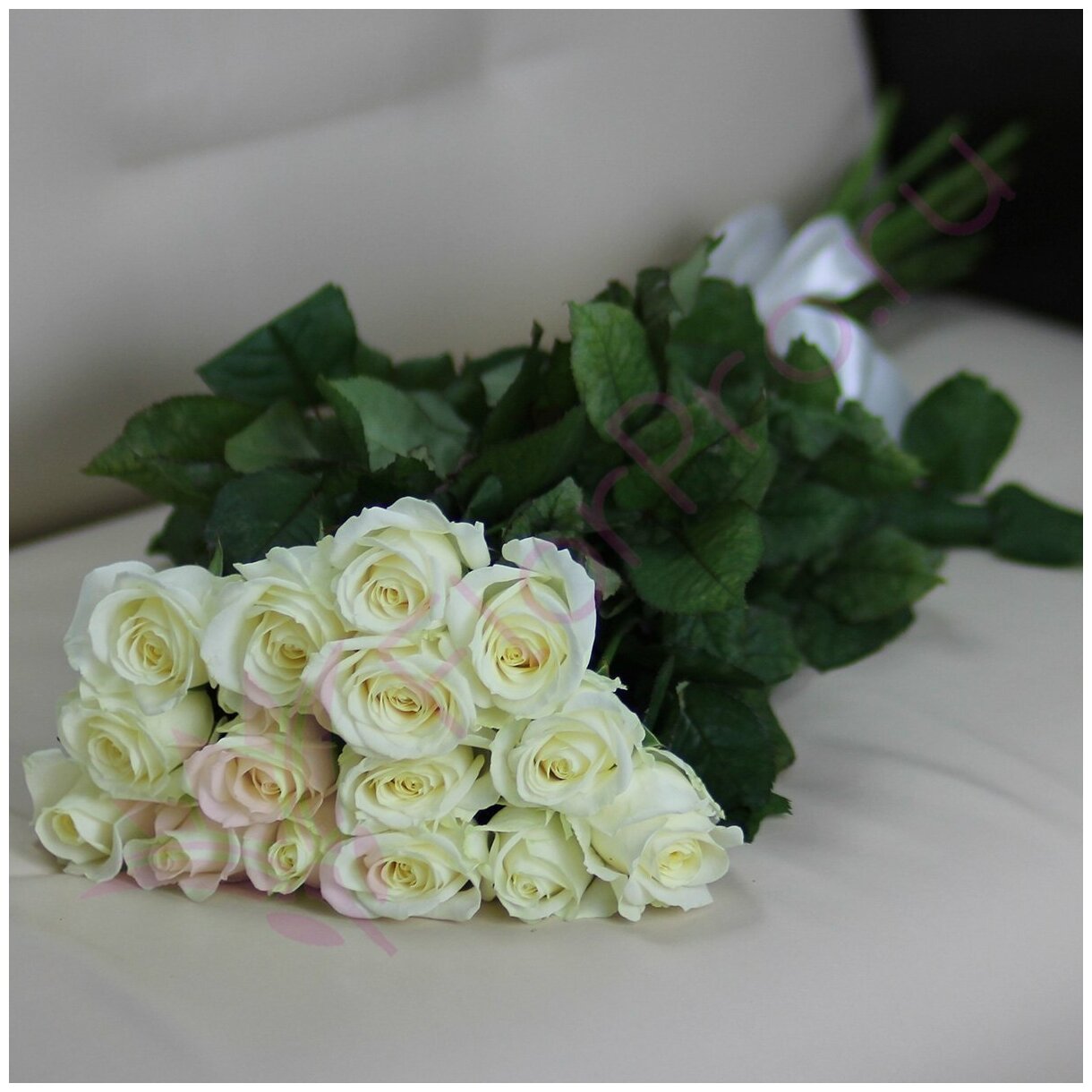 15 белых роз Аваланч 60см