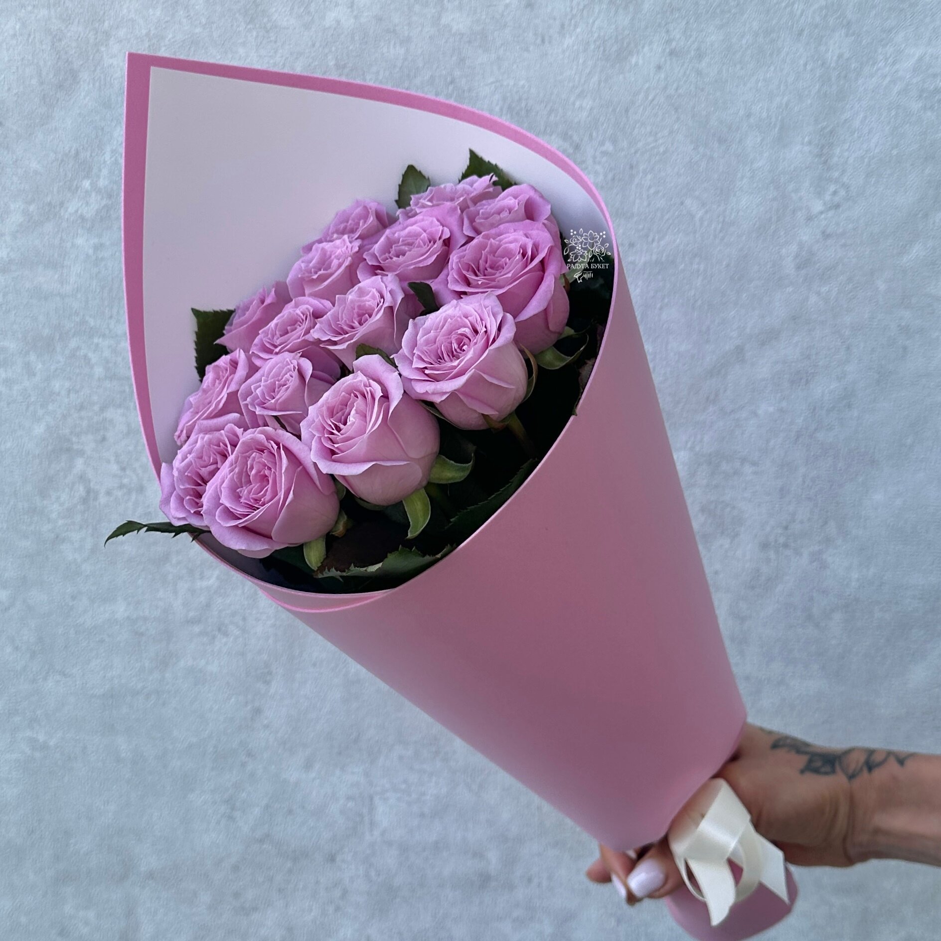 Букет живых цветов из 11 роз 40см в упаковке "Маритим"/ Радуга Букет