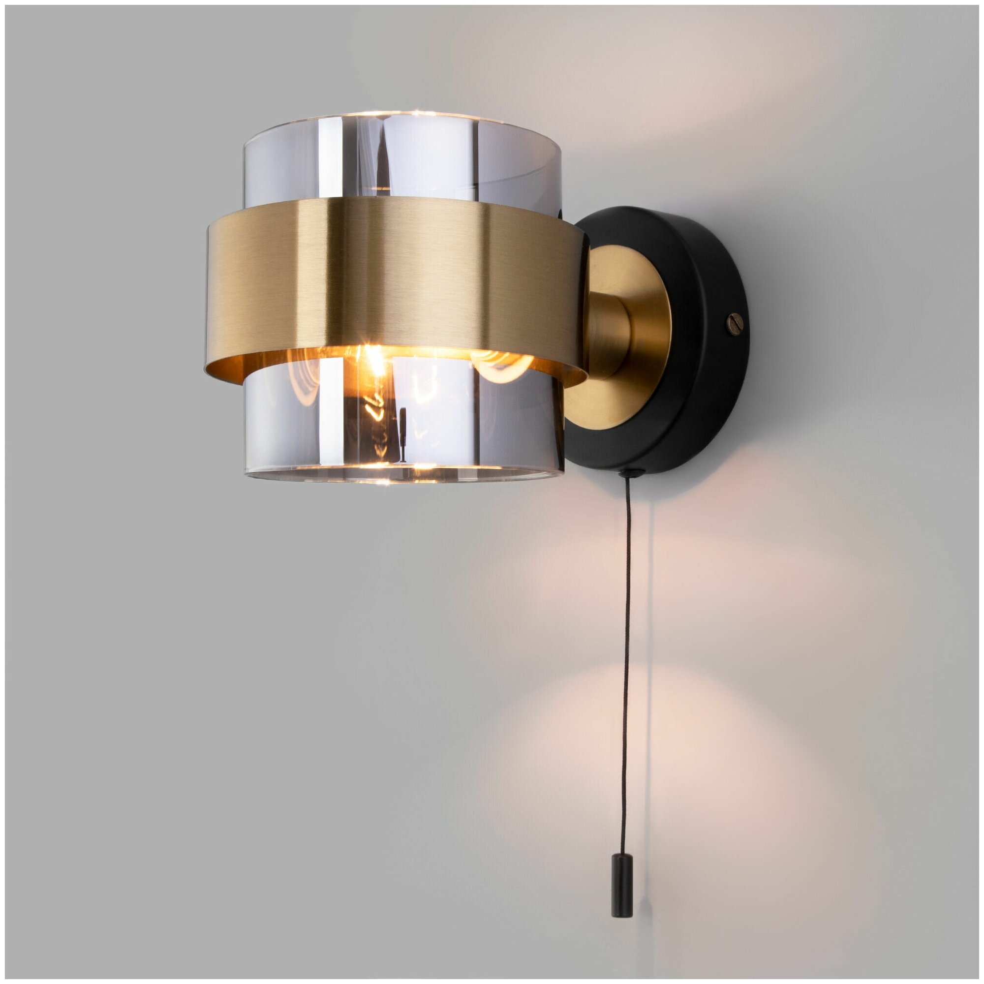 Настенный светильник с выключателем Eurosvet Arcada 70127/1 цвет черный/золото с дымчатым плафоном