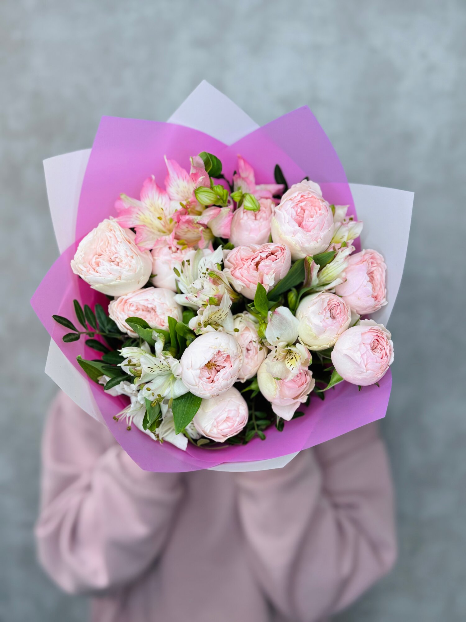 Букет A&G Flowers "Менсфилд", из роз и альстромери, авторский, розовый