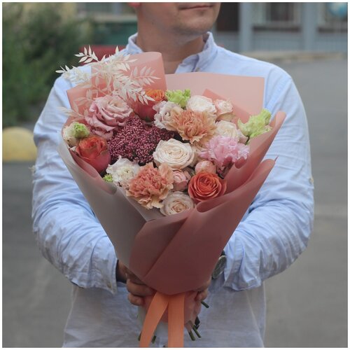 Авторский букет с пионовидными розами Вайлд лук и Бомбастик. Букет 256 Kimbirly Flowers