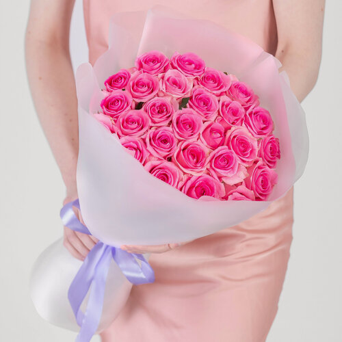 Изображение товара Букет Мегацвет24 "Ярко-розовые розы Ревиваль", 25 шт, 50 см, в дизайнерской плёнке