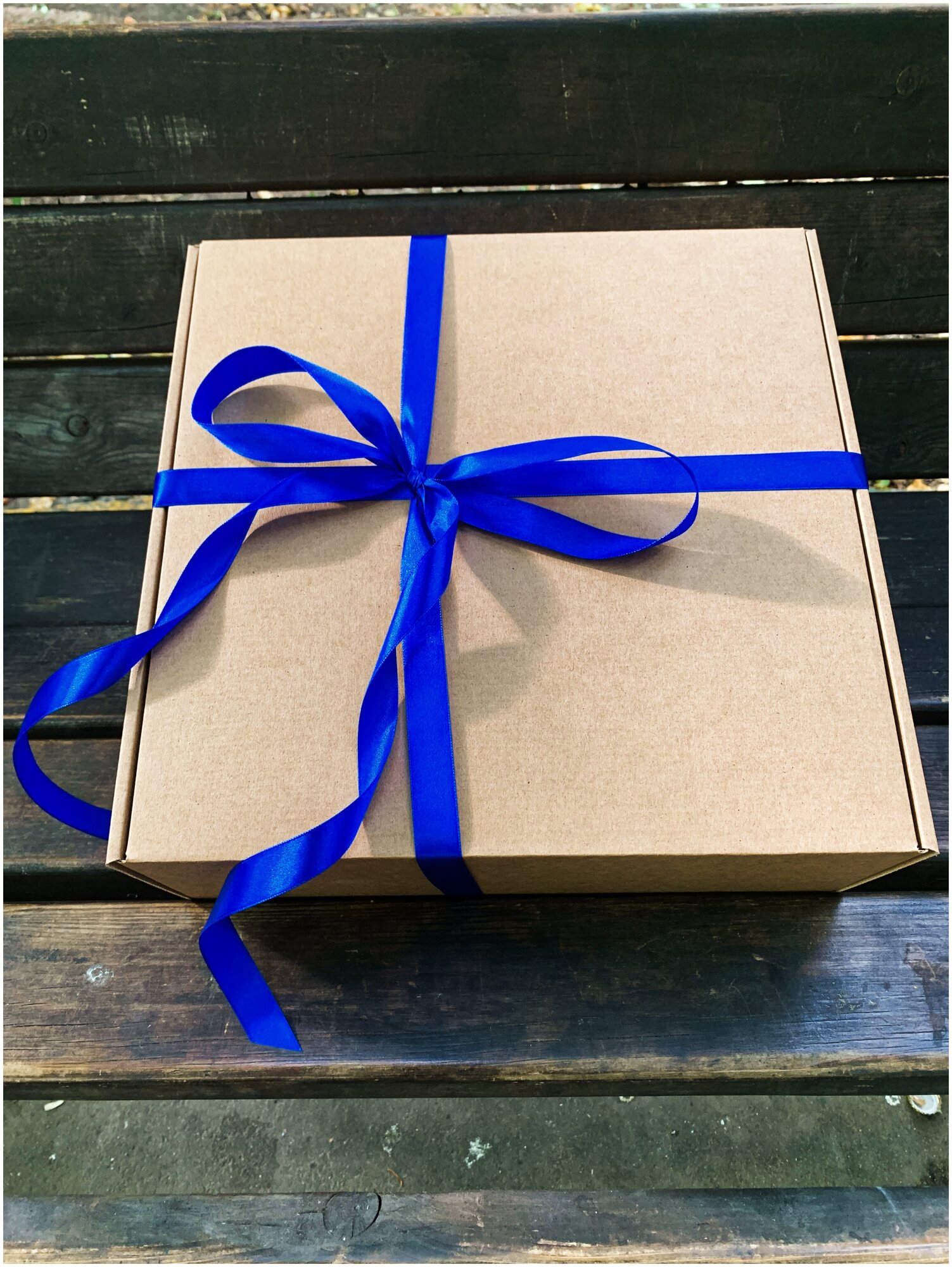 Подарочная коробка с наполнителем крафт и синей лентой (37x37x14 см)