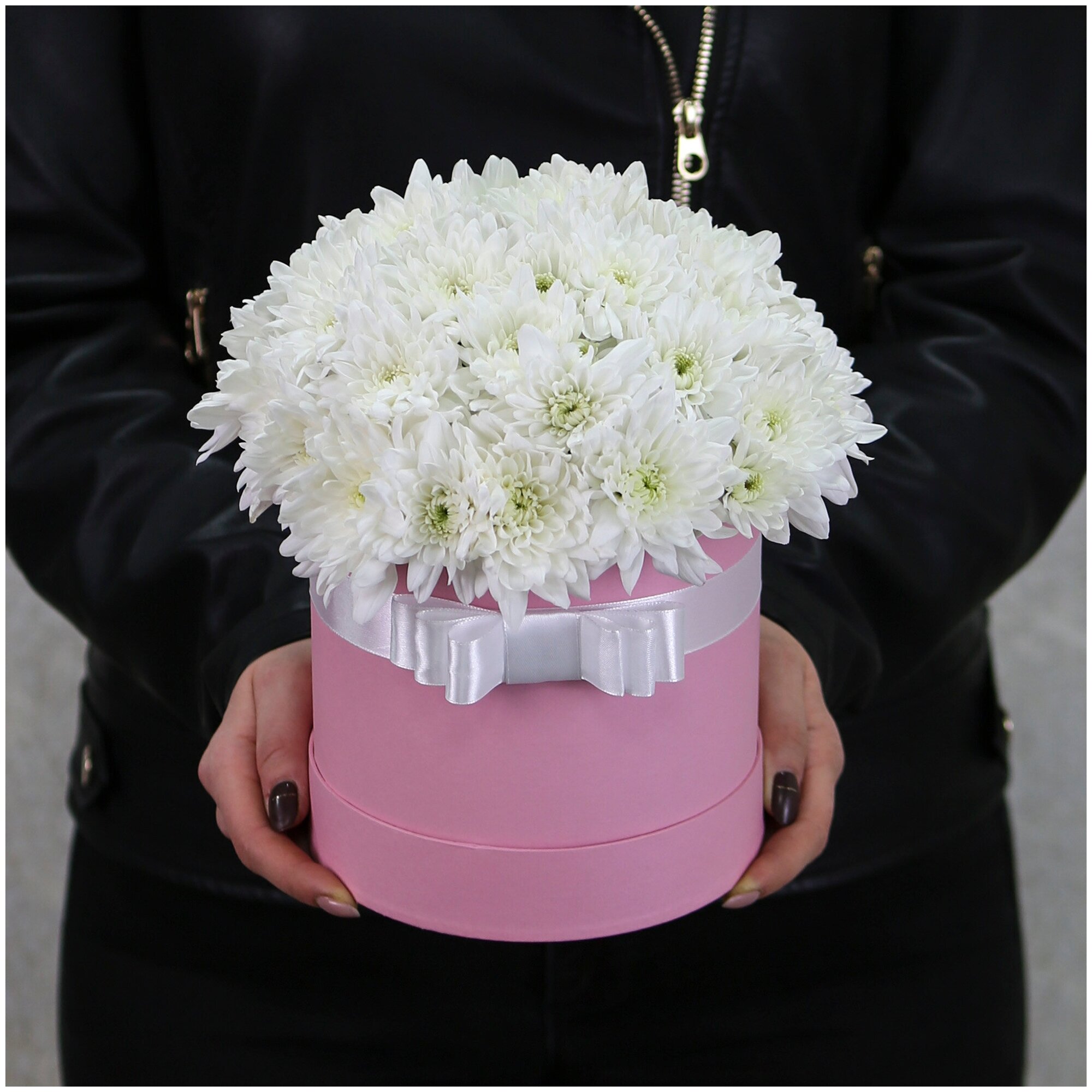 Белые кустовые хризантемы в розовой коробке 
