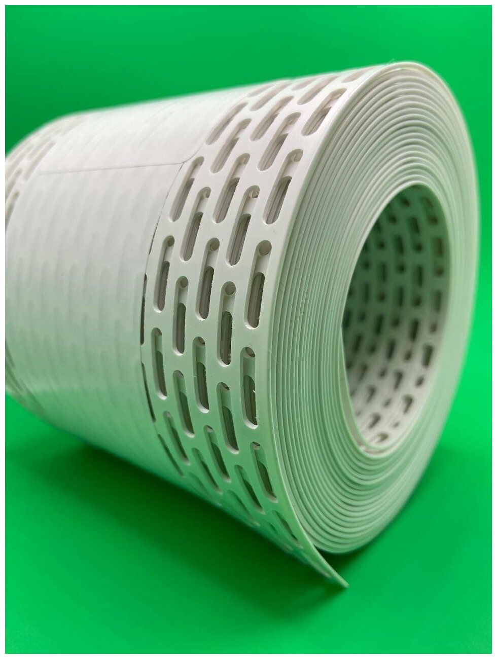 фото Вентиляционная карнизная лента защита от насекомых и птиц 100 * 5000 мм белая, для карнизного свеса