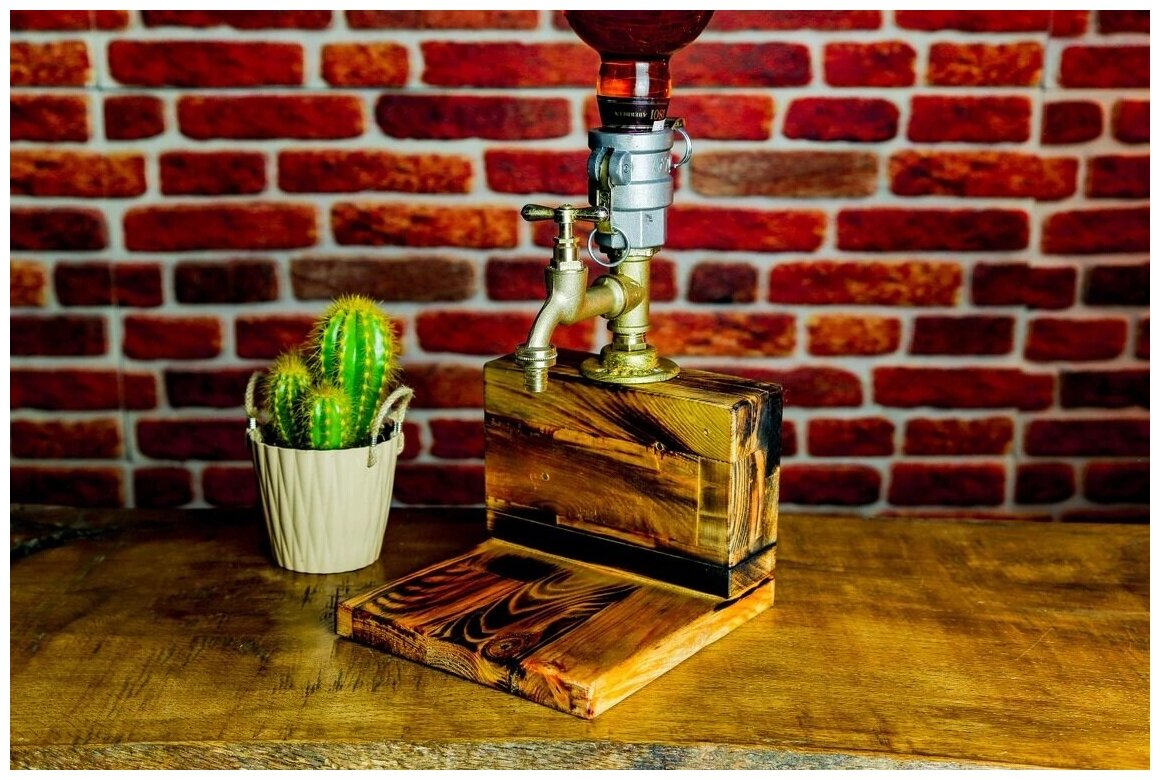 Коллекционная лофт фигура ручной работы из металла - диспенсер для напитков на деревянной основе - Держатель для бутылок
