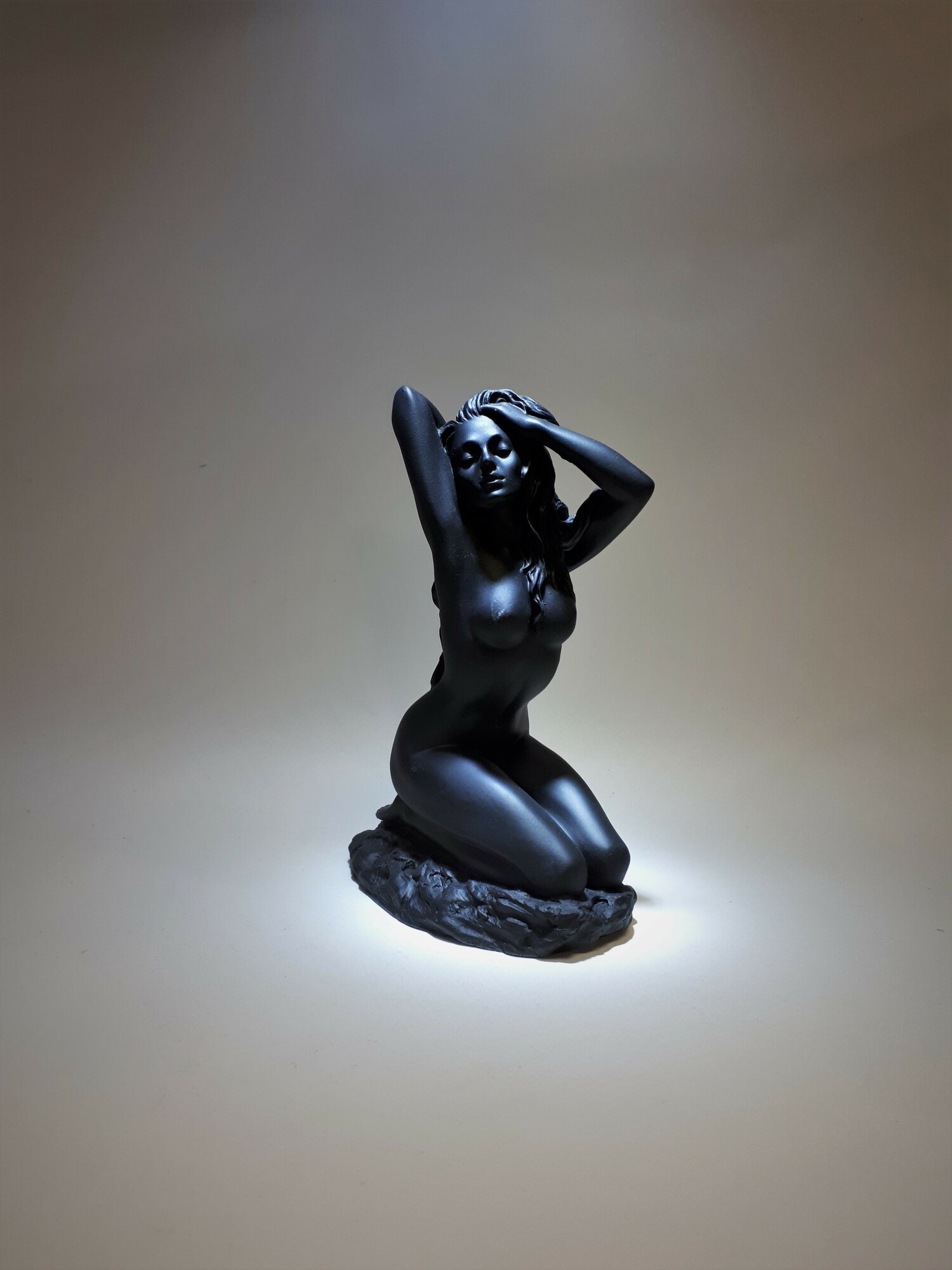 фото Статуэтка Девушка на камне, 16см. Мраморная крошка