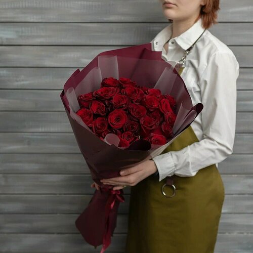 Изображение товара Букет живых цветов из 25 красных роз в упаковке Эквадор 60 см