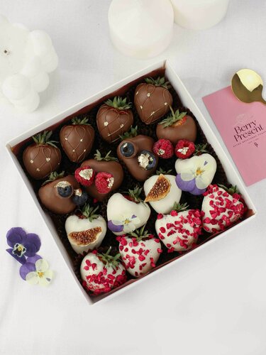 Изображение товара Клубника в шоколаде в коробке Набор "Ягодное ассорти", с инжиром и цветами, в подарочной упаковке, 16 шт