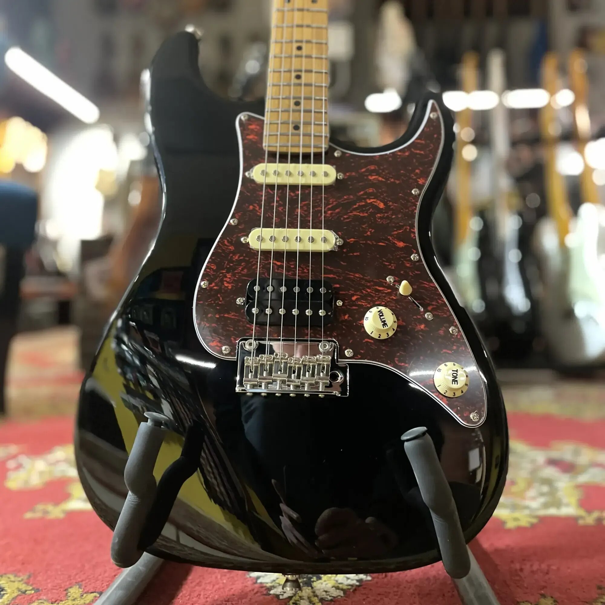 Электрогитара JET Guitars JS-400 Stratocaster HSS Maple FB Black — фото 1