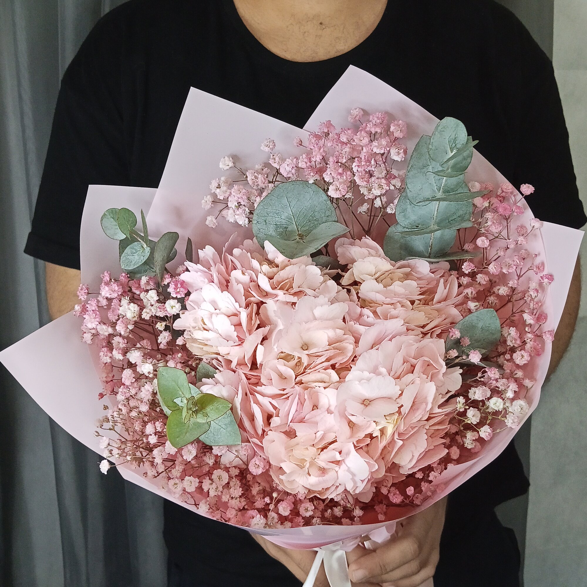 Букет из гортензии с гипсофилой и ароматным эвкалиптом в дизайнерской упаковке букет 45см высотой