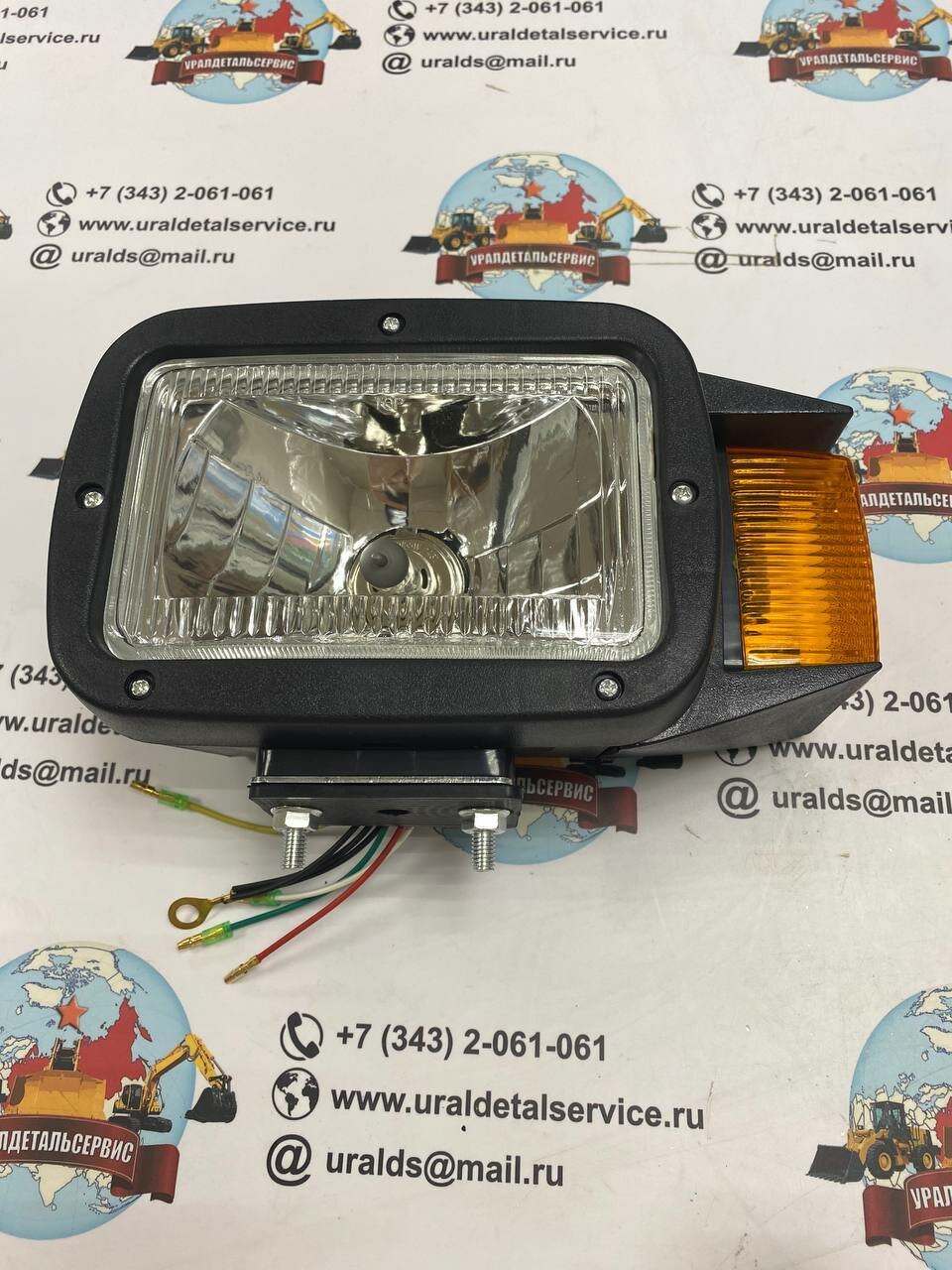 фото Фара основного освещения (New Holland, MST, Dressta, Komatsu, Hitachi). Нижнее крепление, левая, 12V