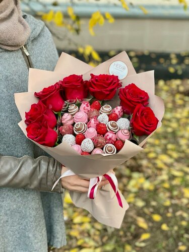 Изображение товара Букет с клубникой в белом, розовом и молочном шоколаде, кокос, малина, 400 г, 7 роз, Berry Mood