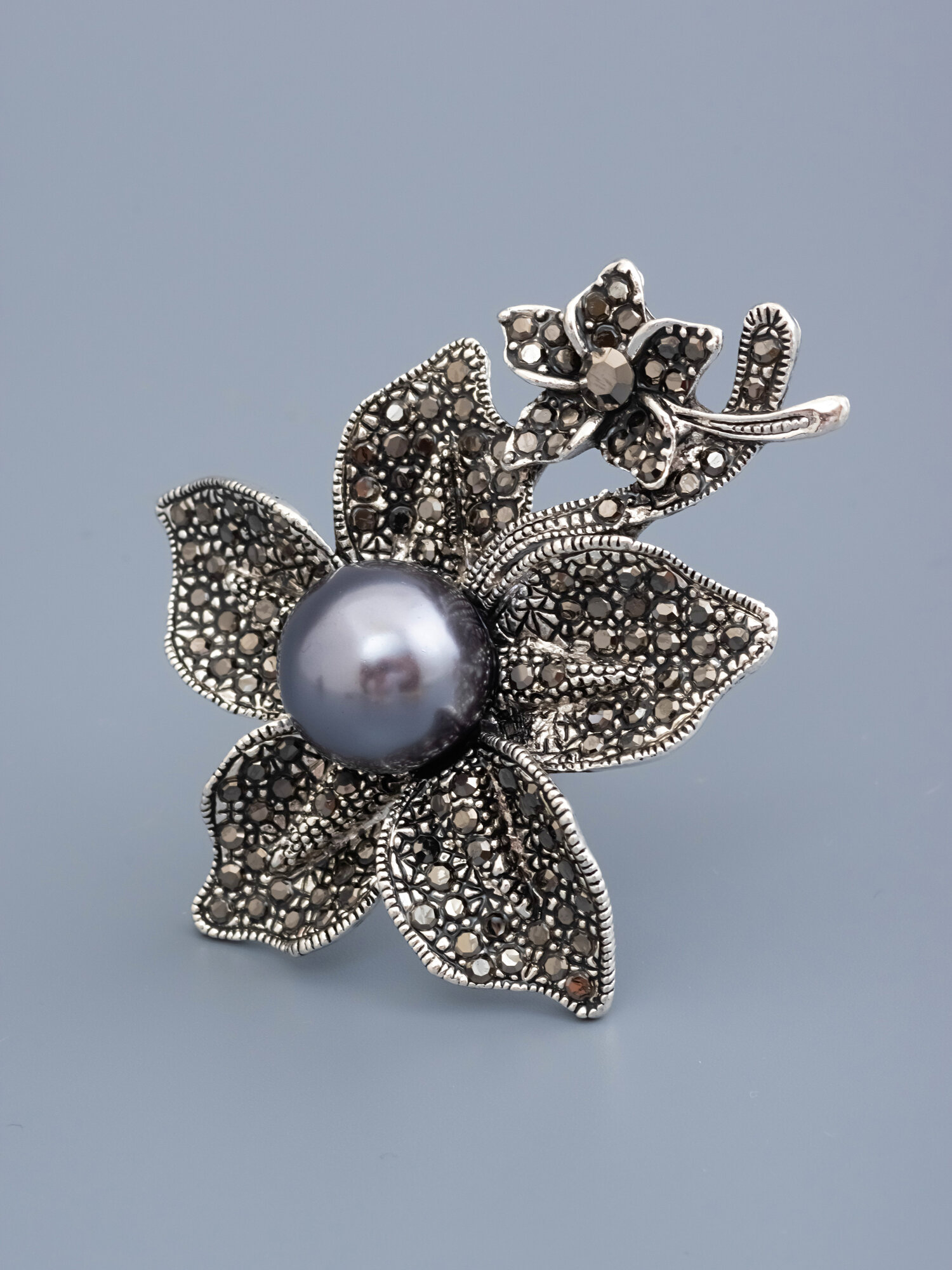Брошь ЖемАрт, жемчуг имитация, темно-серый — фото 1