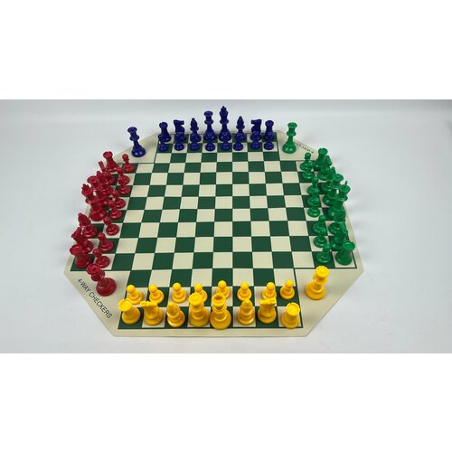 Шахматы на четверых с виниловой доской и чехлом.