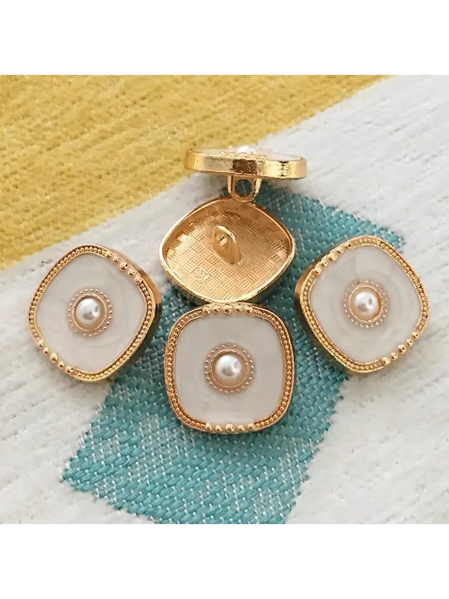 Набор золотистых металлических пуговиц — фото 1