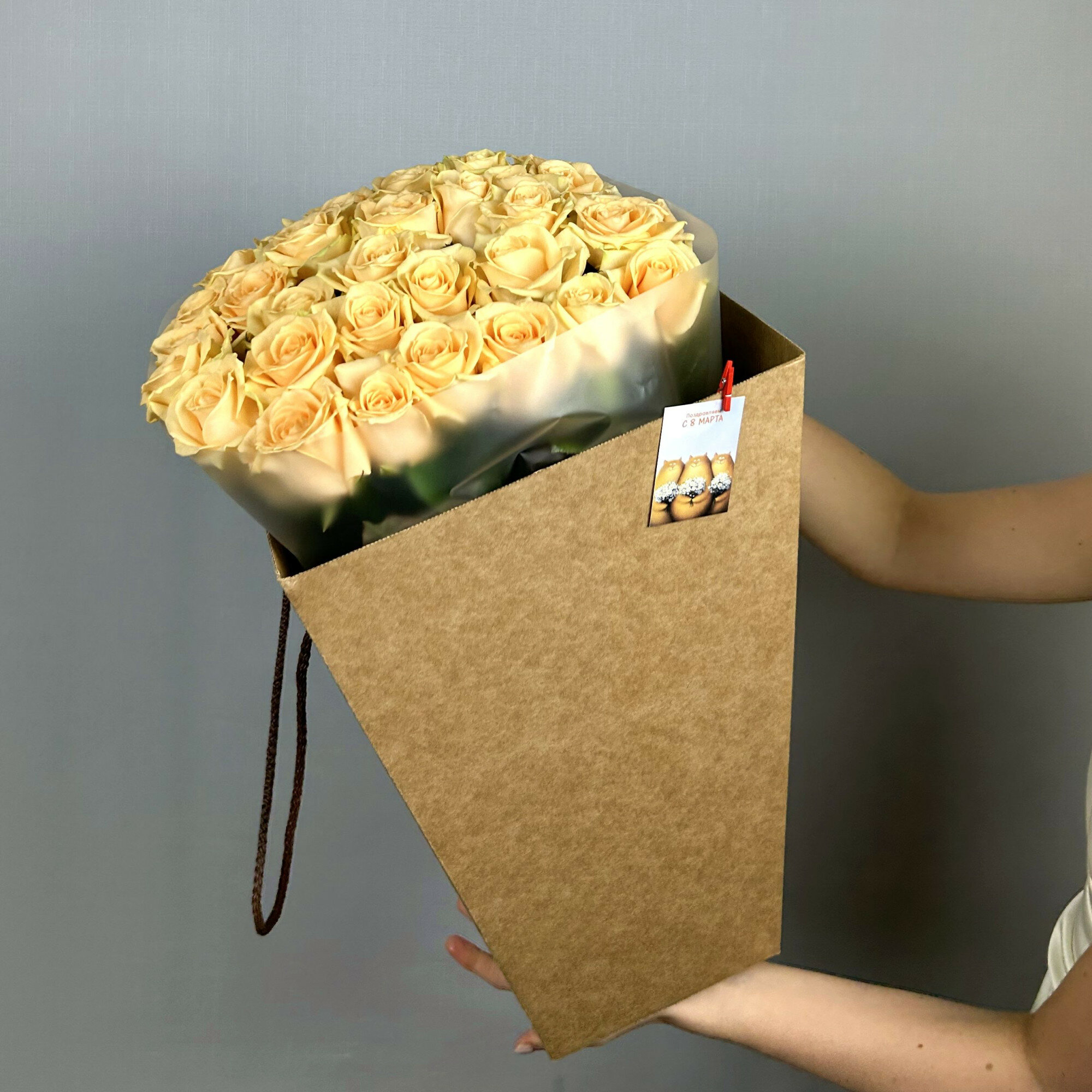 Букет из 33 кремовых роз в коробке "Новая Голландия" высота 50 см
