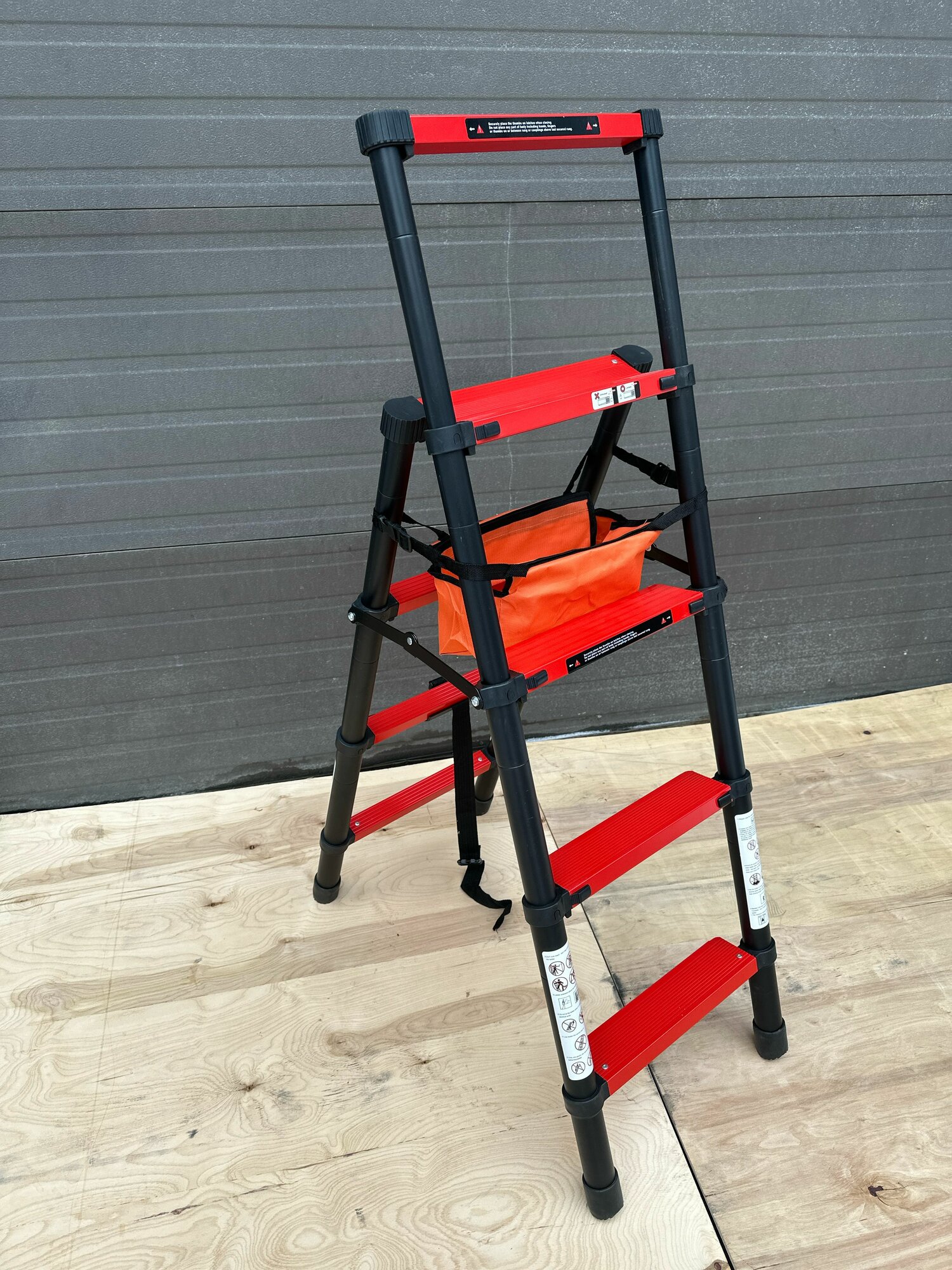 Стремянка телескопическая Nord Profi Black 4+5 ступ. (1.10м+1.40м) с сумкой-лотком, рабочая высота 3.10м