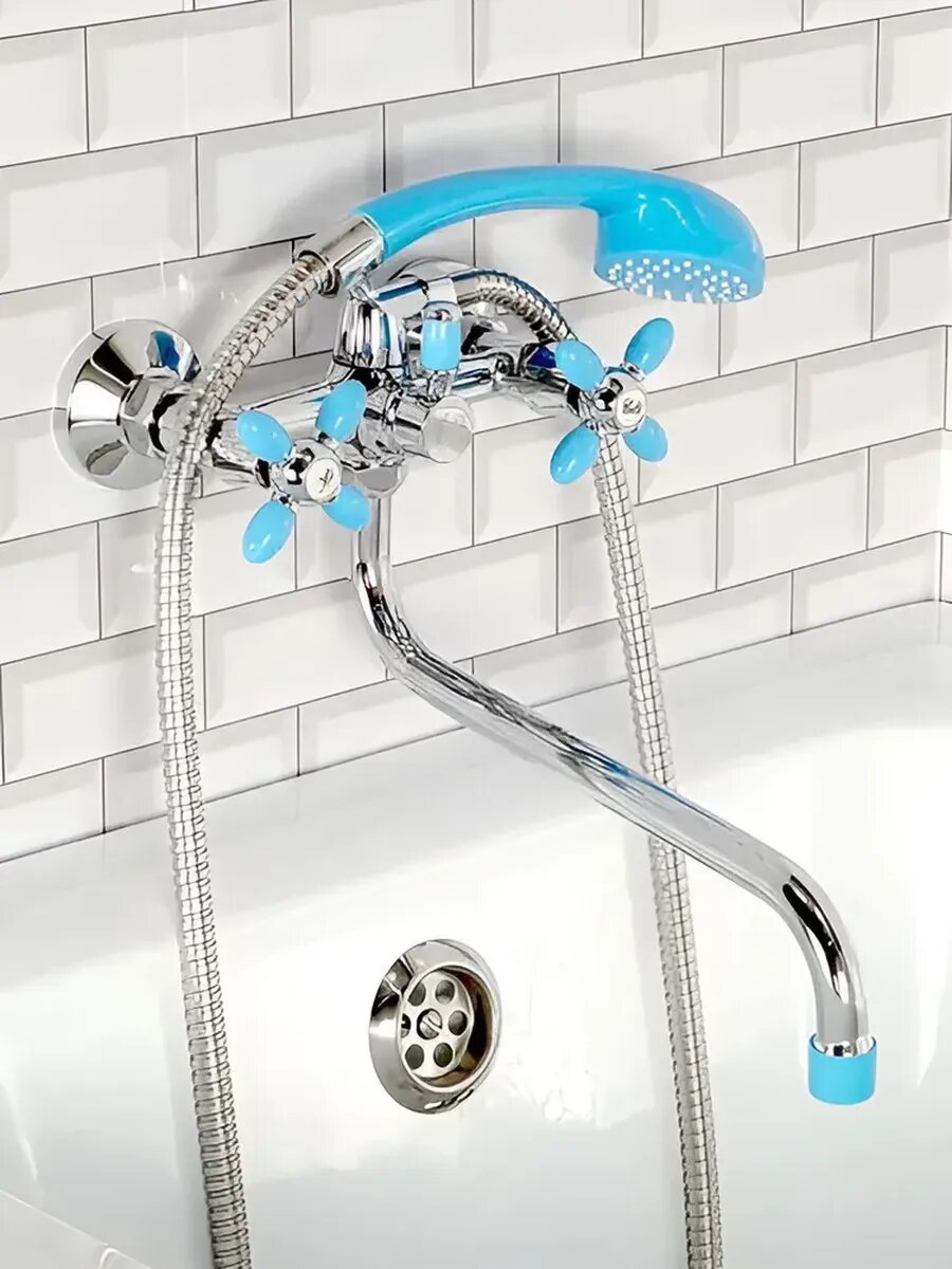 Смеситель на ванну с длинным поворотным изливом