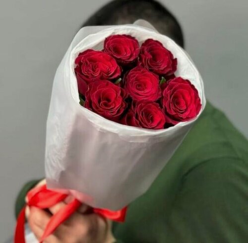Изображение товара Букет живых цветов, красные розы NURA FLOWERS, 7 цветков, высота 50 см, в пленке