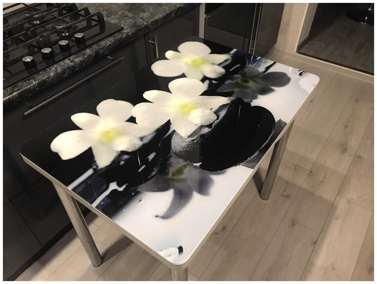 Стол обеденный раздвижной 90 см на 60(120) см черный с фотопечатью орхидея на черном - фотография № 4