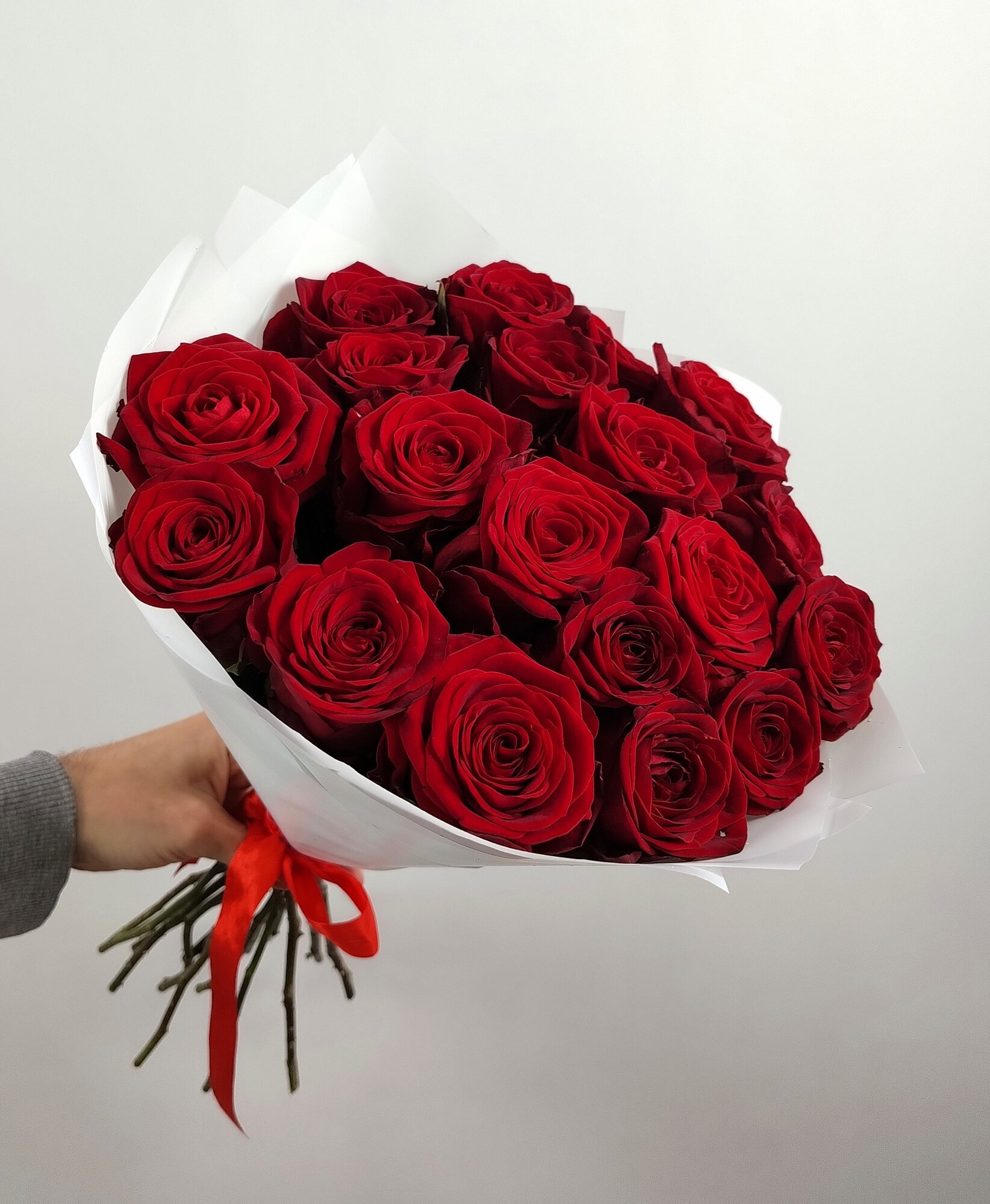 19 красных роз 50 см